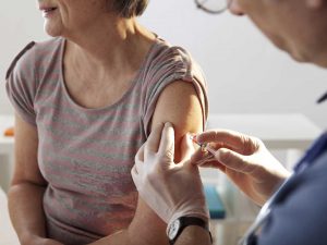 vaccino-operatore-sanitario-adulta