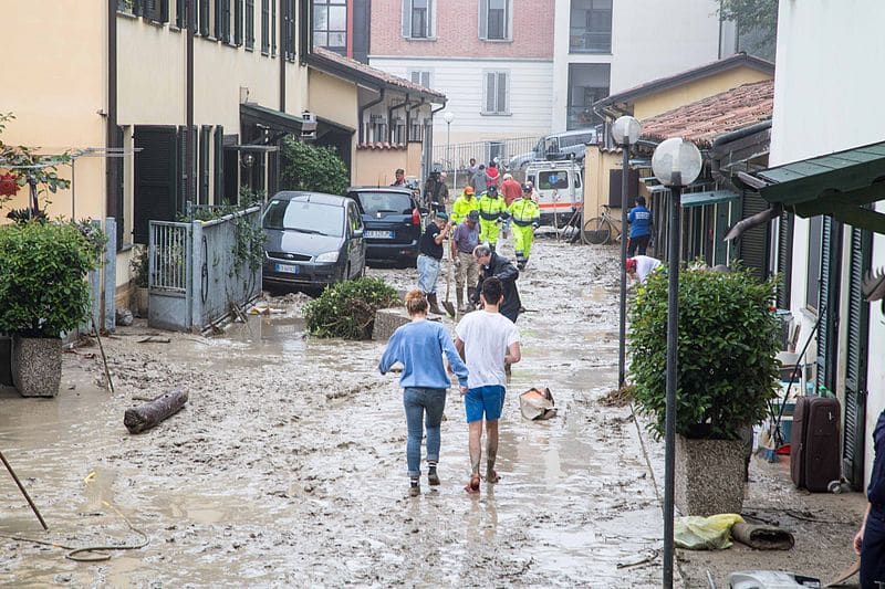 Oneri e Onori: anche il sindaco più amato dalla politica deve andare a processo per l'alluvione di Parma. E pagare, se colpevole | Emergency Live