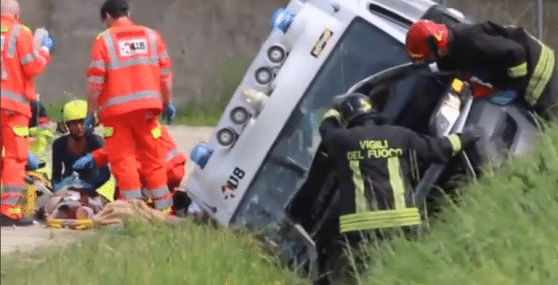 Ferrara - Ambulanza con ferito grave a bordo finisce fuori strada | Emergency Live