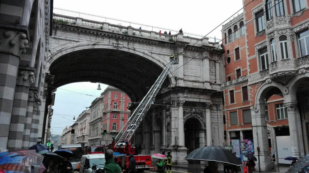 Suicidio: l'appello dei Vigili del Fuoco per contrastare meglio il problema di chi vuole farla finita lanciandosi nel vuoto | Emergency Live