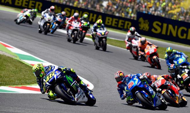 EMD112- Donazione di 3 defibrillatori Samaritan PAD al team Angel Nieto in occasione del Gran Premio motociclistico del Mugello | Emergency Live 1