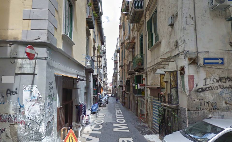 Vergogna a Napoli - Ancora violenze agli operatori 118: ambulanza sequestrata da gruppo di facinorosi | Emergency Live
