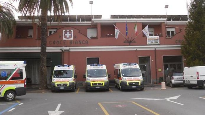 Violenza ai soccorritori - Irrompe in Croce Bianca minacciando un milite con un coltello. 38enne in manette. | Emergency Live