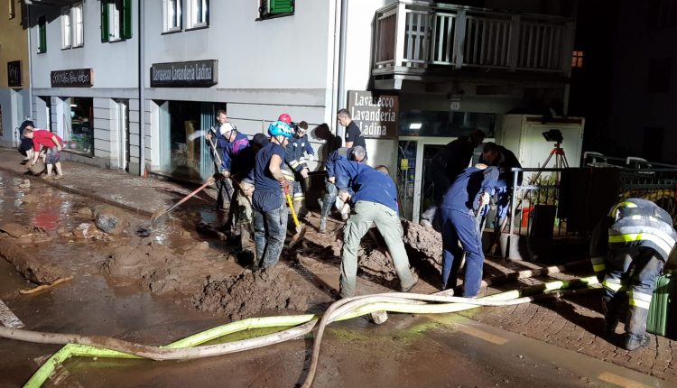 Moena, più di 300 gli uomini in azione contro l'alluvione lampo che ha causato danni ingenti | Emergency Live 15