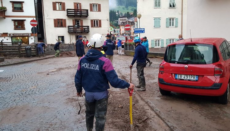 Moena, più di 300 gli uomini in azione contro l'alluvione lampo che ha causato danni ingenti | Emergency Live 16
