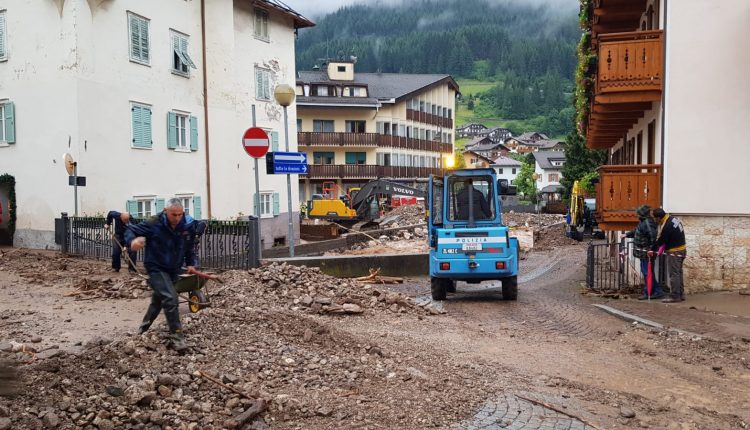 Moena, più di 300 gli uomini in azione contro l'alluvione lampo che ha causato danni ingenti | Emergency Live 17