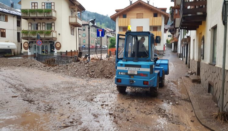 Moena, più di 300 gli uomini in azione contro l'alluvione lampo che ha causato danni ingenti | Emergency Live 1