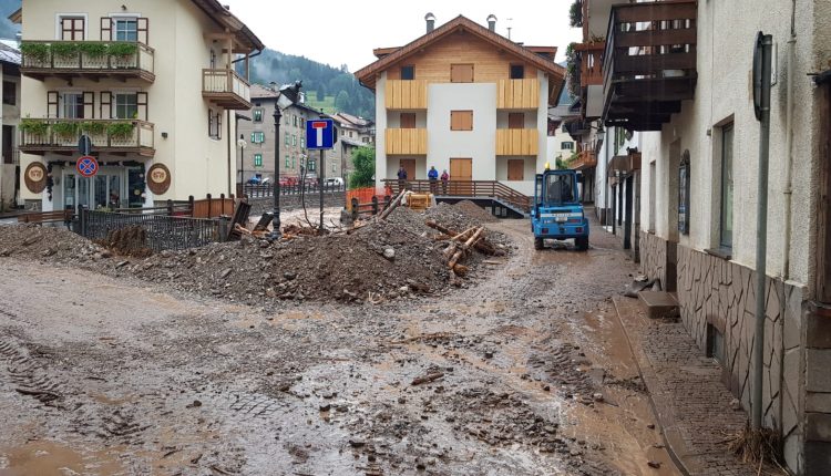 Moena, più di 300 gli uomini in azione contro l'alluvione lampo che ha causato danni ingenti | Emergency Live 2