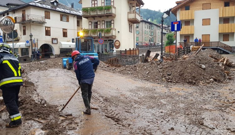 Moena, più di 300 gli uomini in azione contro l'alluvione lampo che ha causato danni ingenti | Emergency Live 3