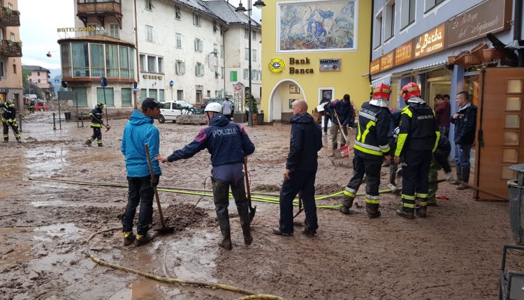 Moena, più di 300 gli uomini in azione contro l'alluvione lampo che ha causato danni ingenti | Emergency Live 5