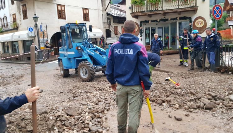 Moena, più di 300 gli uomini in azione contro l'alluvione lampo che ha causato danni ingenti | Emergency Live 6