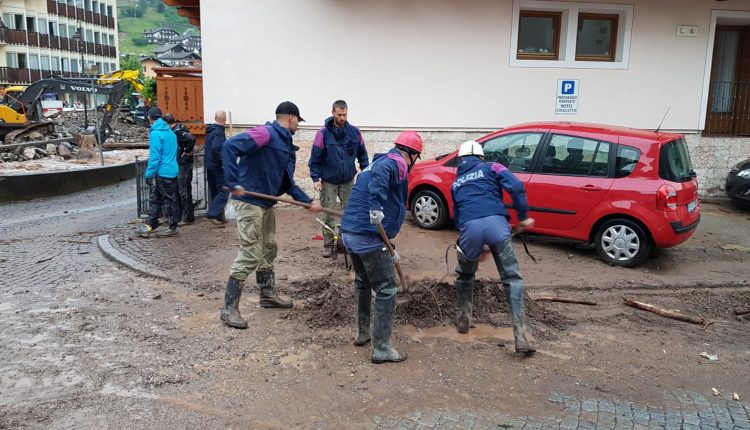 Moena, più di 300 gli uomini in azione contro l'alluvione lampo che ha causato danni ingenti | Emergency Live 7