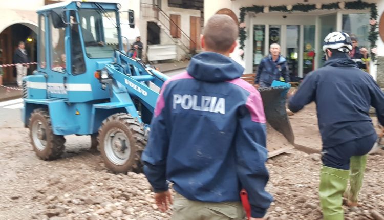 Moena, più di 300 gli uomini in azione contro l'alluvione lampo che ha causato danni ingenti | Emergency Live 8