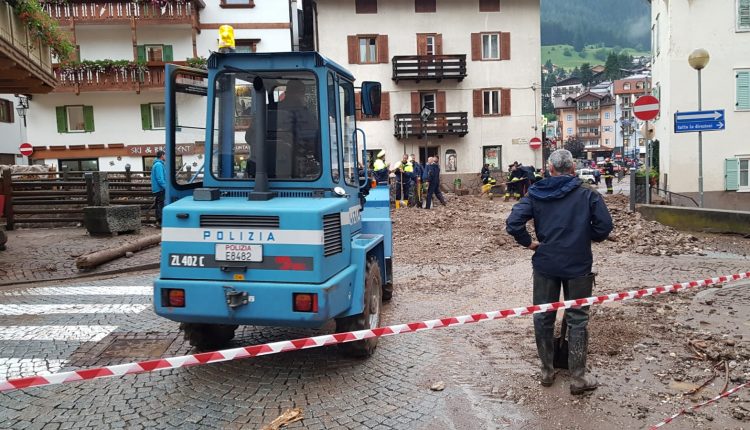 Moena, più di 300 gli uomini in azione contro l'alluvione lampo che ha causato danni ingenti | Emergency Live 9