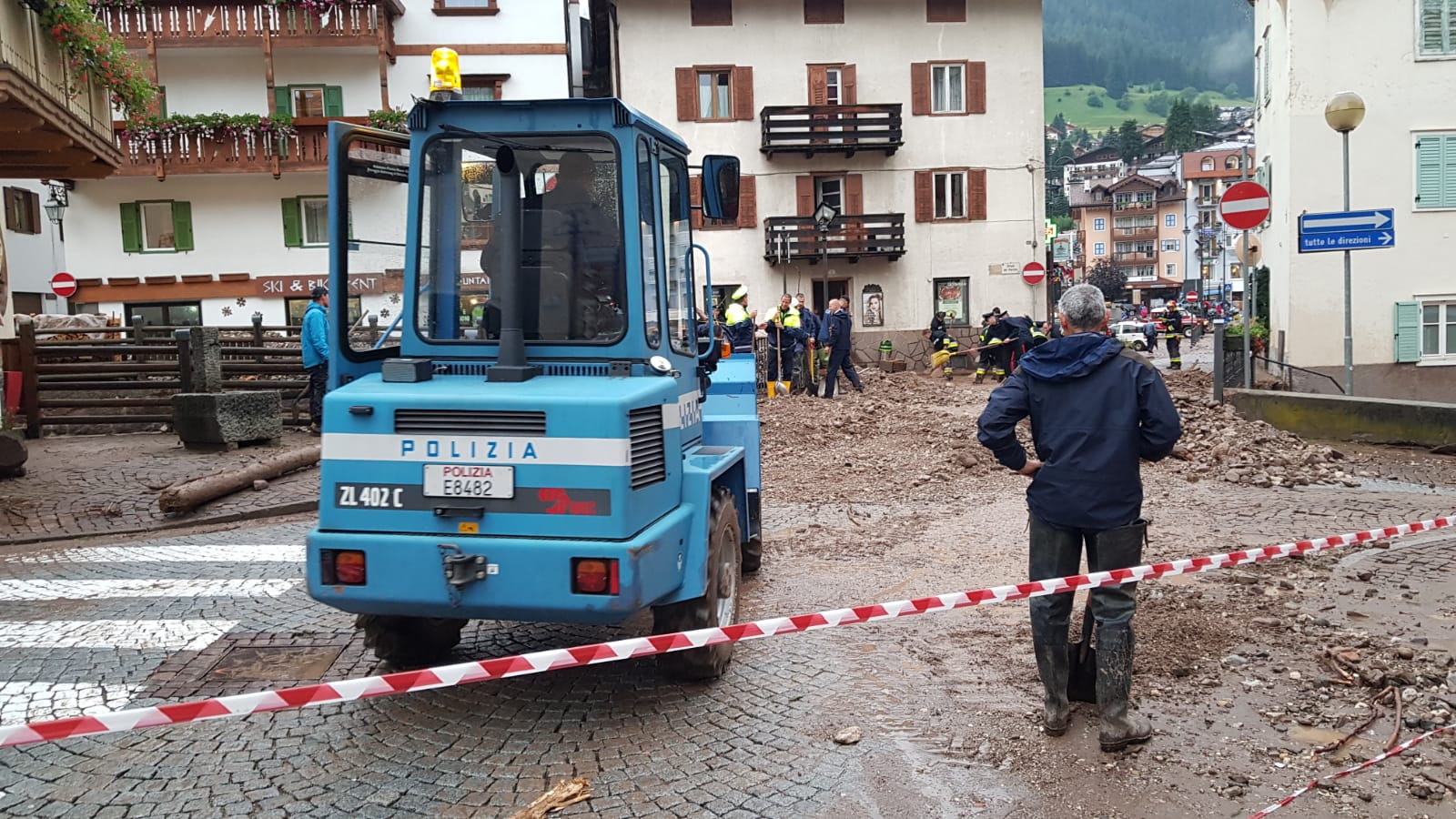 Moena, più di 300 gli uomini in azione contro l'alluvione lampo che ha causato danni ingenti | Emergency Live 9