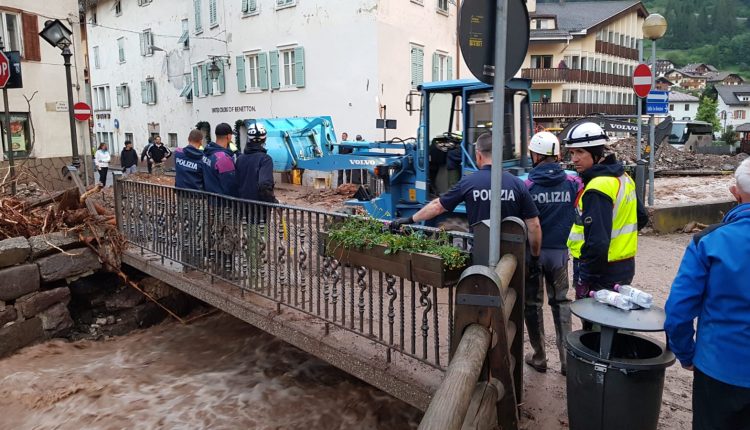 Moena, più di 300 gli uomini in azione contro l'alluvione lampo che ha causato danni ingenti | Emergency Live 10