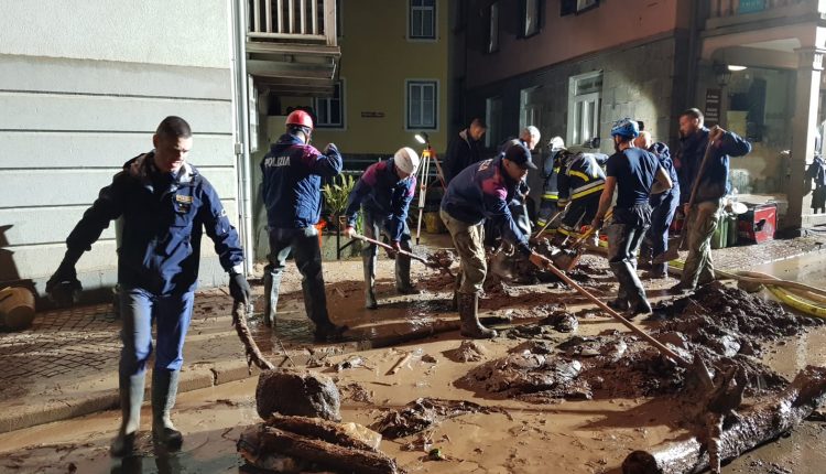 Moena, più di 300 gli uomini in azione contro l'alluvione lampo che ha causato danni ingenti | Emergency Live 11