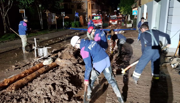 Moena, più di 300 gli uomini in azione contro l'alluvione lampo che ha causato danni ingenti | Emergency Live 12