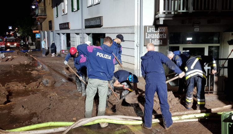 Moena, più di 300 gli uomini in azione contro l'alluvione lampo che ha causato danni ingenti | Emergency Live 14