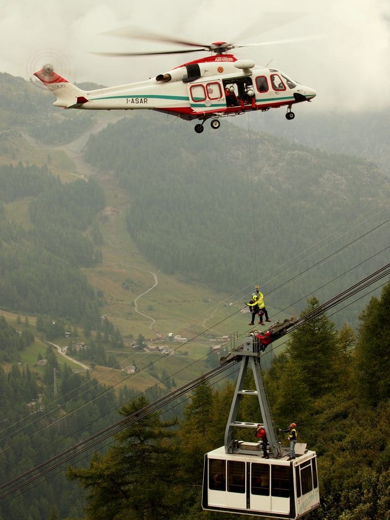 Buongiorno Sierra-Alpha 1! In volo con l'elisoccorso Valdostano | Emergency Live 22