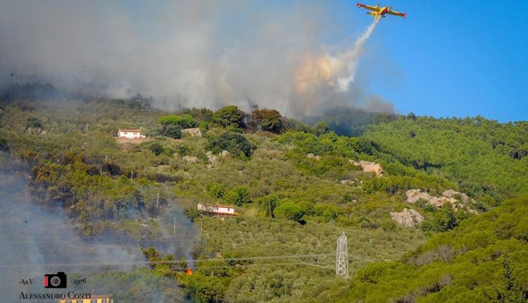 Sporchi, stanchi, ma AIB. Incendio del monte Serra, il racconto di chi c'è stato | Emergency Live 7