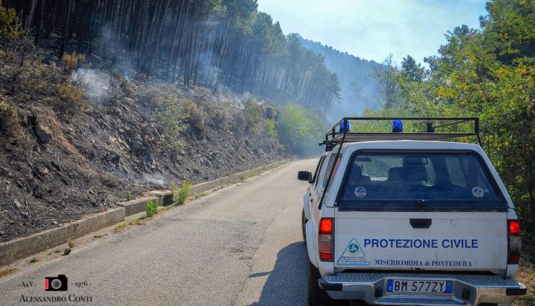 Sporchi, stanchi, ma AIB. Incendio del monte Serra, il racconto di chi c'è stato | Emergency Live 14