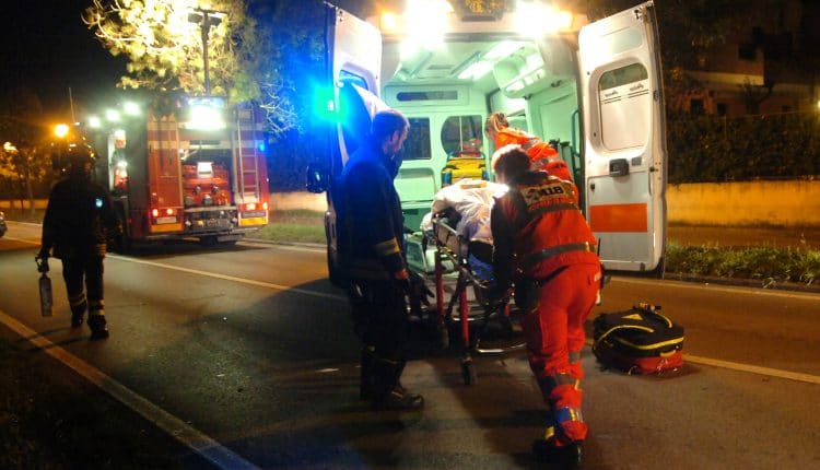 Ma tu sai scendere dall'ambulanza? | Emergency Live 7