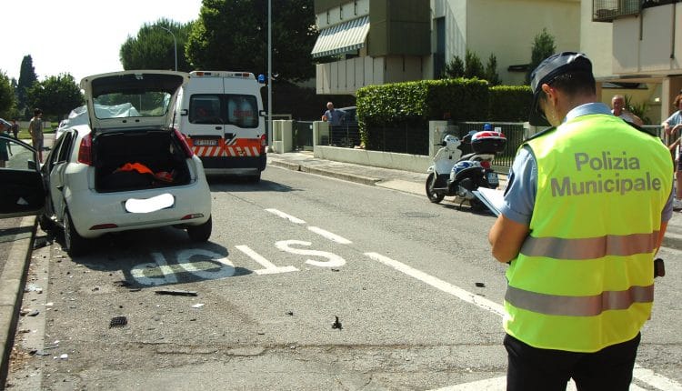 Ma tu sai scendere dall'ambulanza? | Emergency Live 3