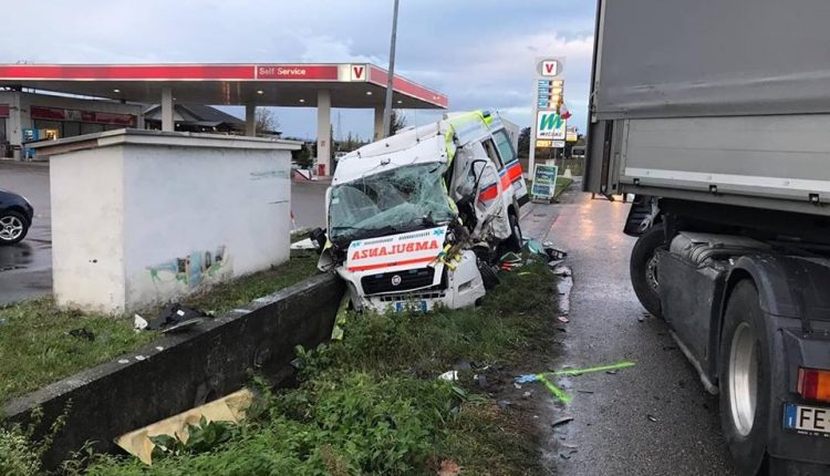 Camion si schianta contro ambulanza e automedica, muore una soccorritrice | Emergency Live 4