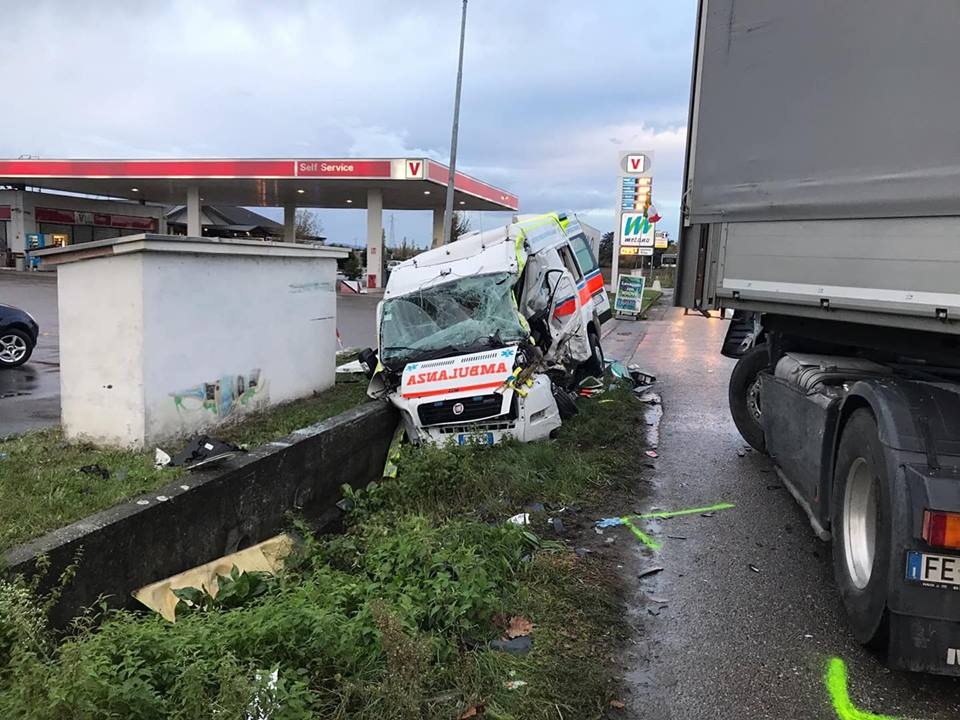 Camion si schianta contro ambulanza e automedica, muore una soccorritrice | Emergency Live 4
