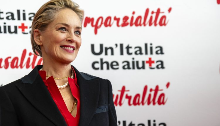 Sharon Stone, Medaglia d'oro della Croce Rossa Italiana chiude "JUMP 2018". La star di Hollywood: "sono al vostro servizio". | Emergency Live 3