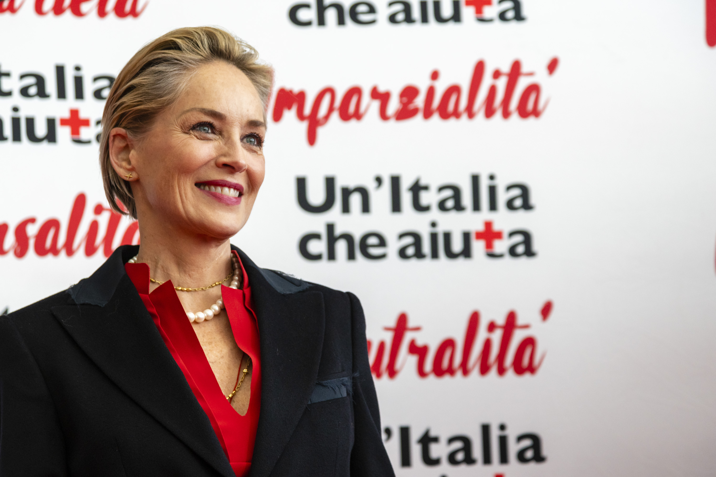 Sharon Stone, Medaglia d'oro della Croce Rossa Italiana chiude "JUMP 2018". La star di Hollywood: "sono al vostro servizio". | Emergency Live 3