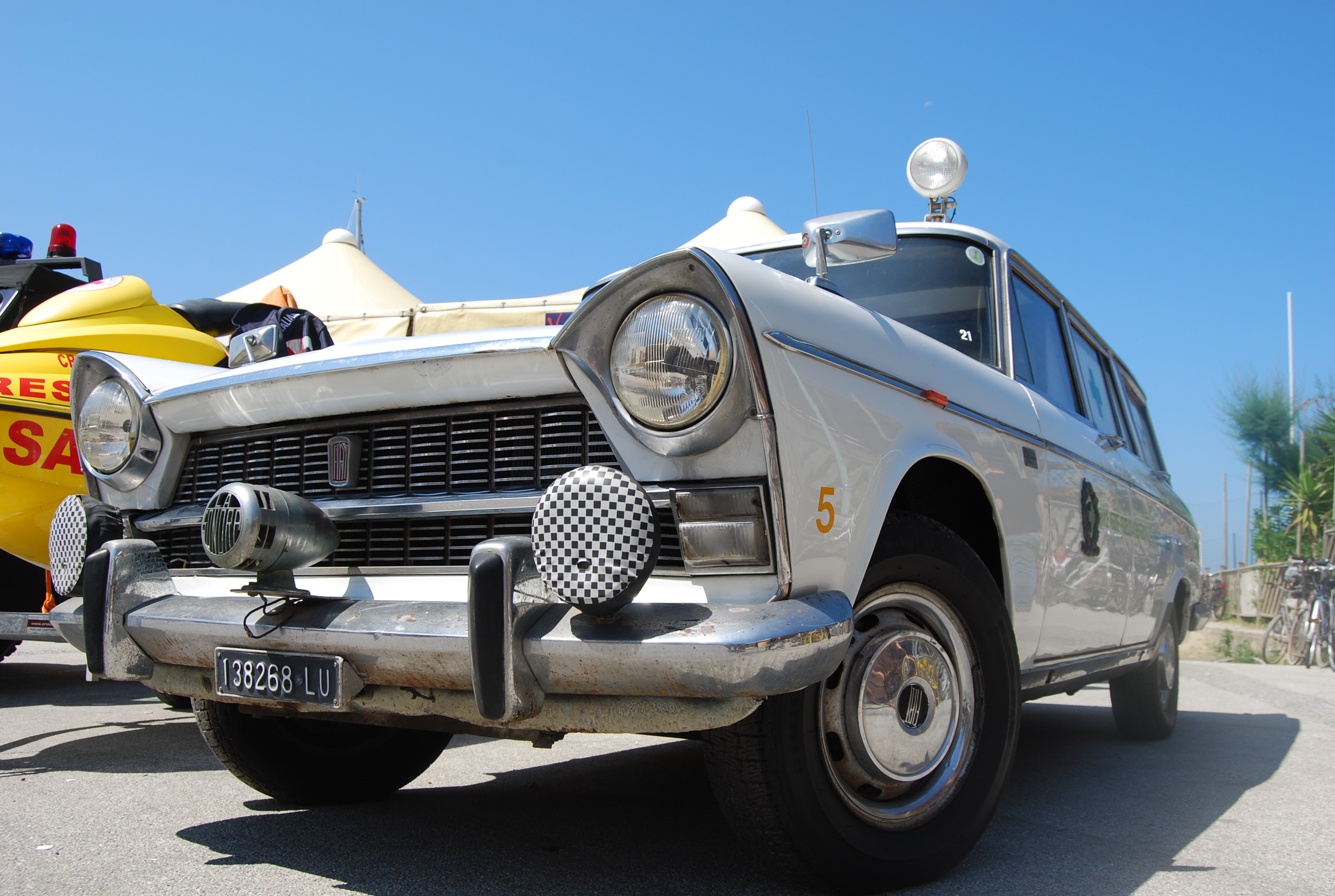 Un tuffo nella storia: sulle tracce dell'ambulanza Fiat 1800, 2100 e 2300 | Emergency Live 37