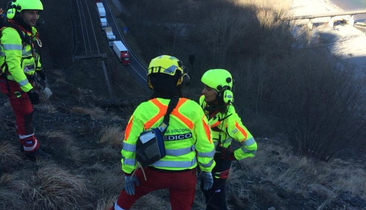 Operaio colpito da infarto su una parete rocciosa. Trasportato in elicottero al Maggiore di Parma. | Emergency Live 5