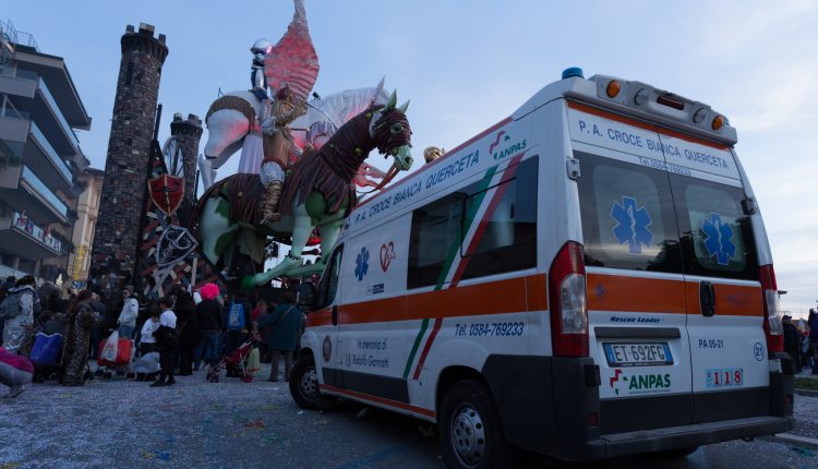 Carnevale di Viareggio all'insegna della sicurezza. Come si prepara il 118 all'invasione versiliese? | Emergency Live 9