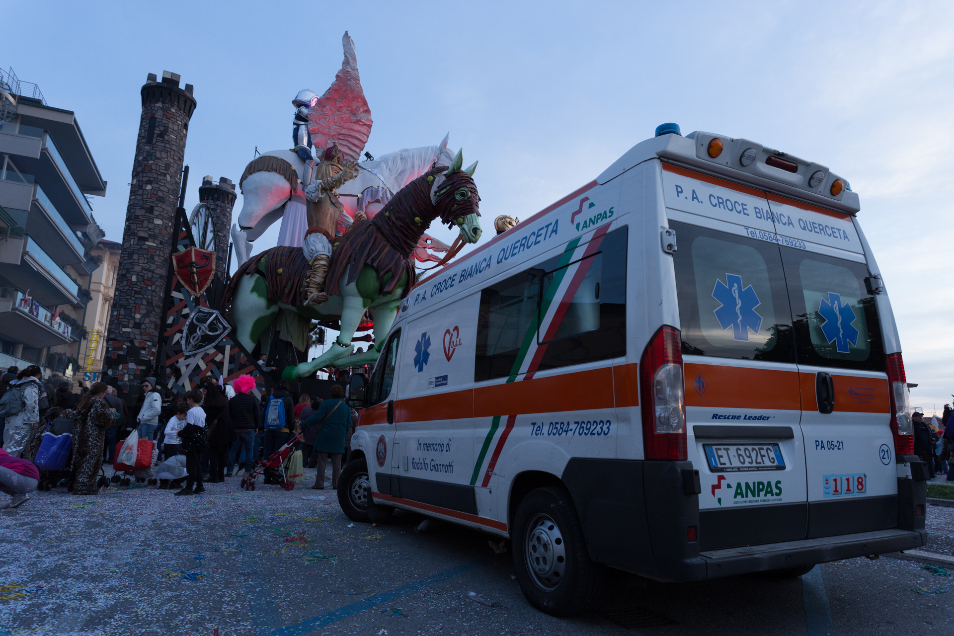 Carnevale di Viareggio all'insegna della sicurezza. Come si prepara il 118 all'invasione versiliese? | Emergency Live 9