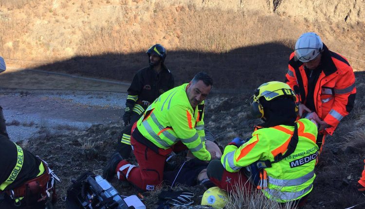 Operaio colpito da infarto su una parete rocciosa. Trasportato in elicottero al Maggiore di Parma. | Emergency Live 4