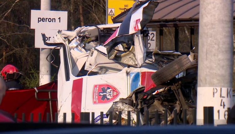 Polonia, ambulanza bloccata in un passaggio a livello. 2 morti | Emergency Live
