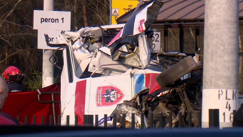 Polonia, ambulanza bloccata in un passaggio a livello. 2 morti | Emergency Live