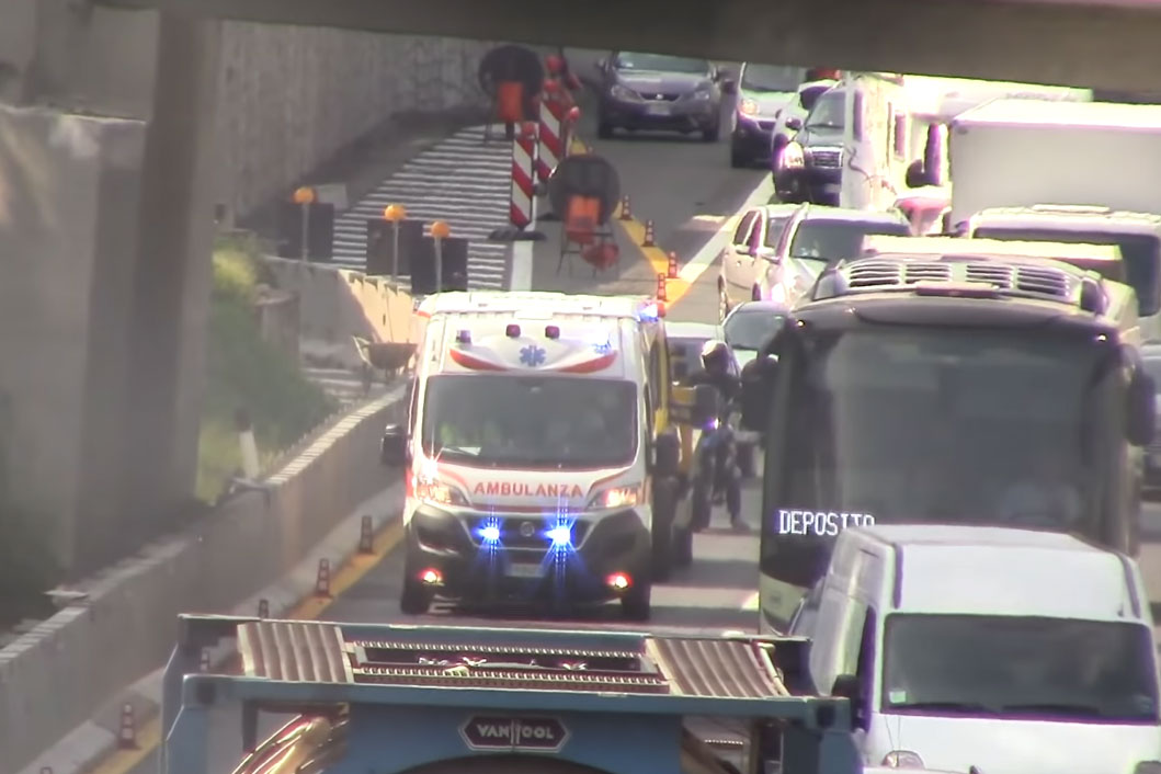 A Roma un bambino è morto nel traffico. Colpa della viabilità o della scarsa attenzione a sirene e lampeggianti? | Emergency Live