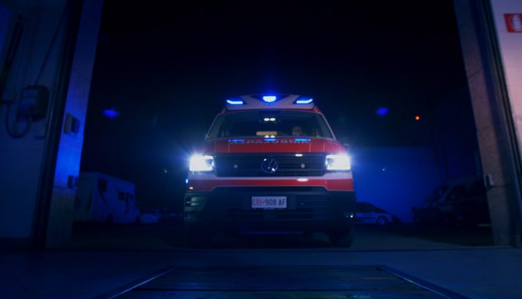 Guida Sicura in Ambulanza: fondo viscido, ripartenze e controllo del... comfort | Emergency Live 1