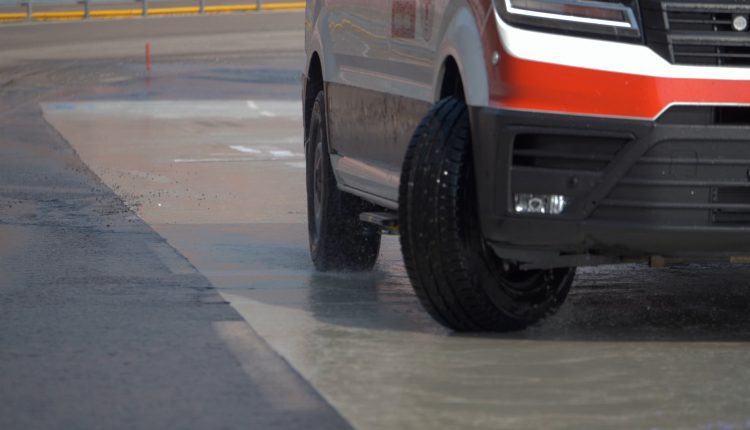 Guida Sicura: l'ambulanza quando piove, acquaplaning e pericoli nascosti | Núdzové živé vysielanie 2