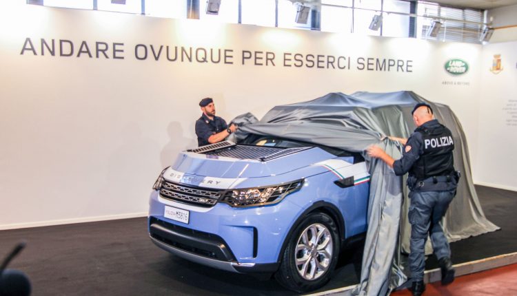 Land Rover consegna le Discovery alla Polizia di Stato | Emergency Live 6