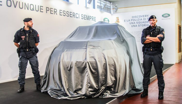 Land Rover consegna le Discovery alla Polizia di Stato | Emergency Live 5