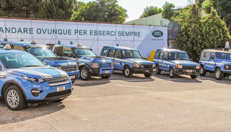 Land Rover consegna le Discovery alla Polizia di Stato | Emergency Live 4