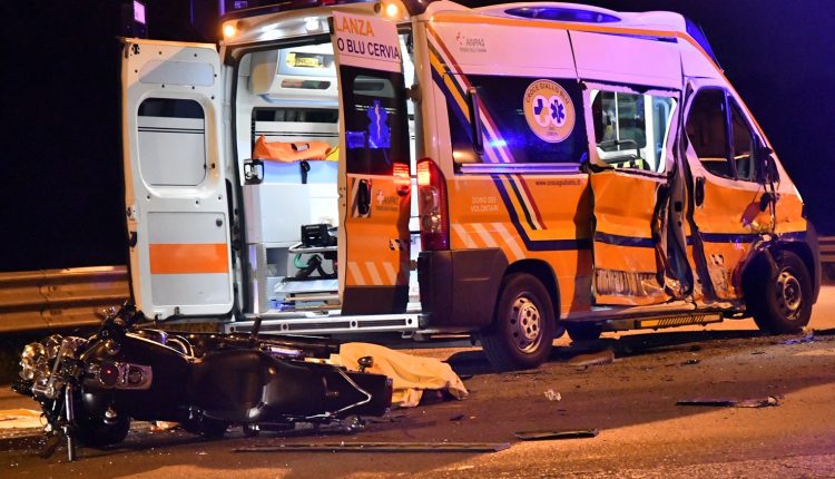 Cervia, gravissimo incidente fra una ambulanza e una motocicletta | Emergency Live 1