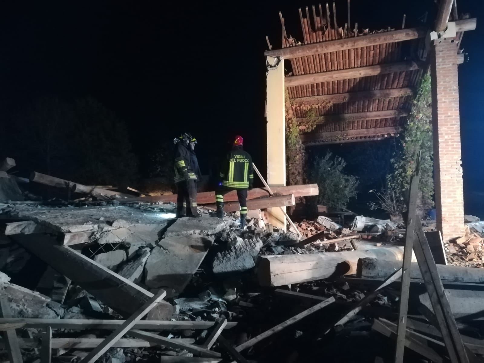 Vigili del Fuoco uccisi da un'esplosione a Quargnento, ipotesi attentato al vaglio degli inquirenti | Emergency Live 5