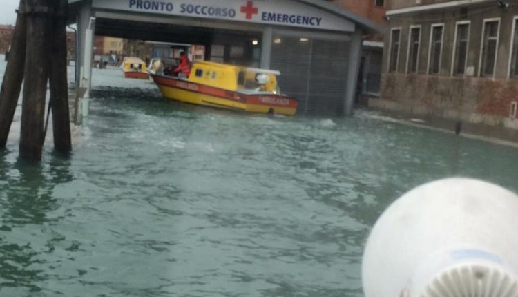 Come il 118 di Venezia affronta l'emergenza acqua alta | Acil Durum Canlı 3