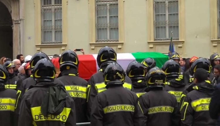 Eroi traditi, perché scioperano i Vigili del Fuoco? | Emergency Live