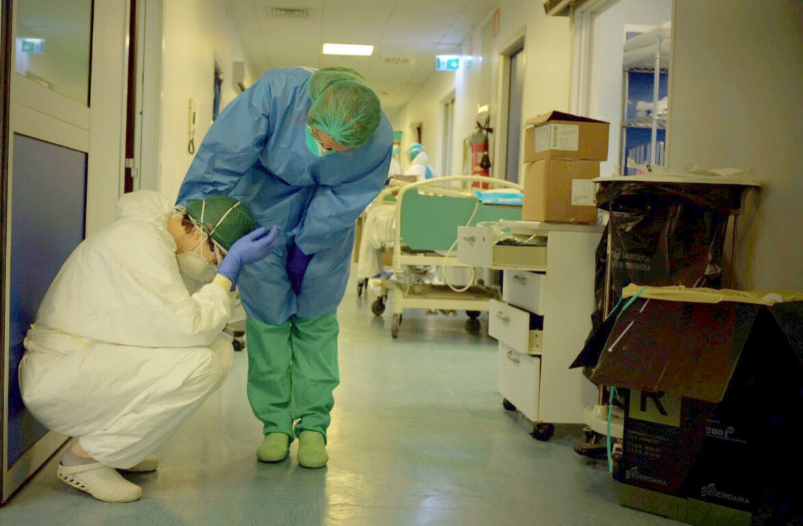 Coronavirus, gli infermieri di Emilia-Romagna netti: “devono essere effettuati i tamponi e disponibili i presidi di sicurezza” | Emergency Live 2